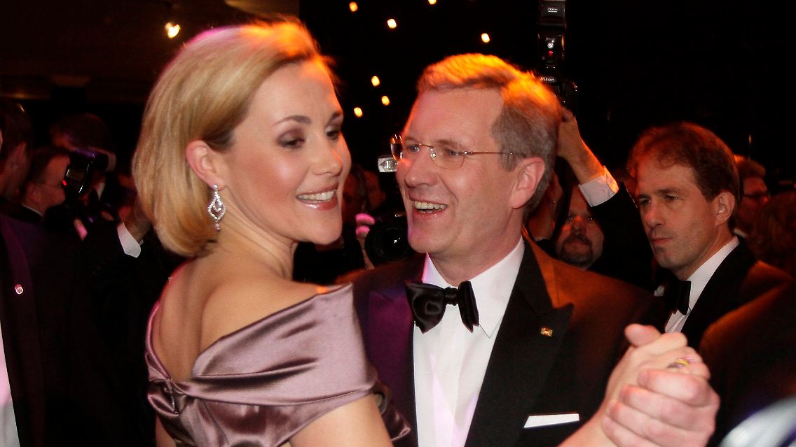 Während der Corona-Pandemie kam die Familie nun aber wieder enger zusammen. Und so verriet Bettina Wulff der Hannoveraner Zeitung "Neue Presse" Anfang Juni, dass sie und ihr Ehemann wieder einmal ein Paar seien.