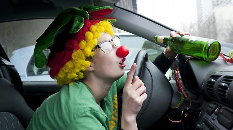 Seit Oktober 2017 gilt laut Straßenverkehrsordnung ein Verhüllungsverbot am Steuer - Alkohol sollte dort ohnehin tabu sein.