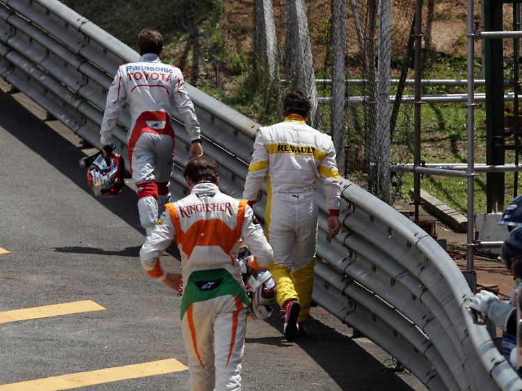 Für Jarno Trulli, oben, wollte Adrian Sutil, unten, nach einem Unfall an den Kragen.
