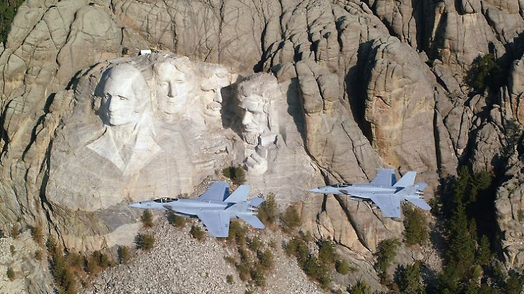 F/A-18E Super Hornets  der US Navy fliegen am Mount Rushmore in South Dakota vorbei. Am Montag feiern die USA den "Tag des Präsidenten".
