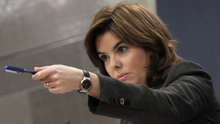Soraya Sáenz de Santamaría verkündet die Gehaltskürzungen.