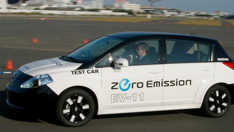 Im Kompaktmodell Tiida testet Nissan bereits Elektrotechnik aus dem Leaf. 2010 soll er auf den Markt kommen.