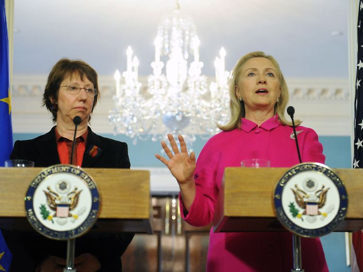Bei einem Treffen mit Clinton (r.) in Washington sagte Ashton (l.), sie sei "vorsichtig und optimistisch zugleich", dass der Iran tatsächlich zu neuen Gesprächen bereit sei.