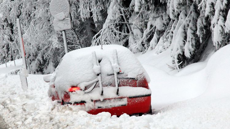 Das Fahrzeug war auf einem abgelegenen Waldweg von riesigen Schneemassen umgeben. (Archivbild)