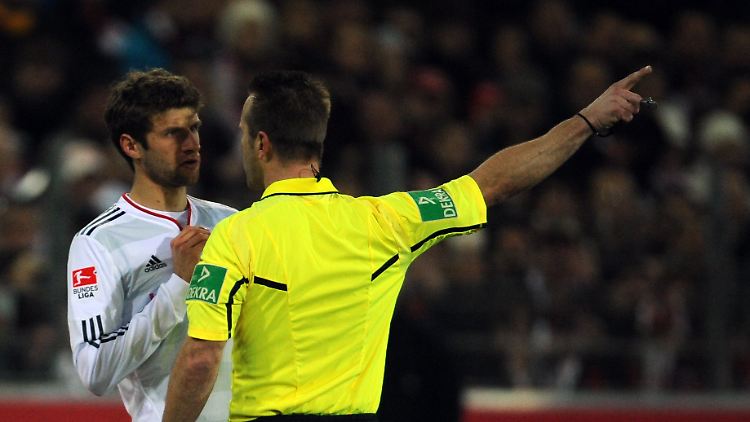 Thomas Müller mit Schiedsrichter Peter Gagelmann.