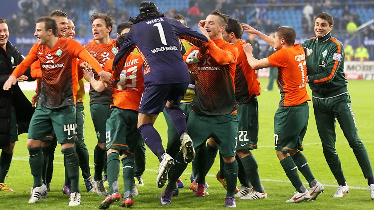 Siegesfeier á la Tim Wiese (mi.) - Pogo mit der Mannschaft...