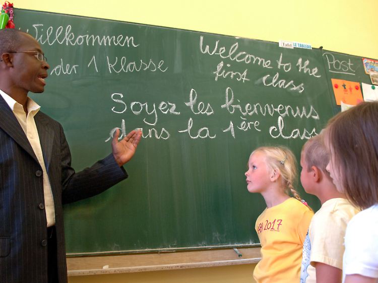 Bilingual erzogene Kinder haben in beiden Sprachen zunächst einen geringeren Wortschatz.