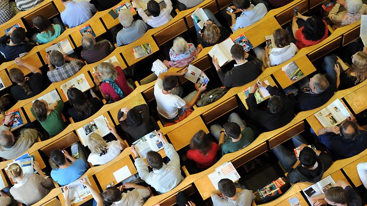 Wie soll nur ein Lehrer 120 Schüler beaufsichtigen.