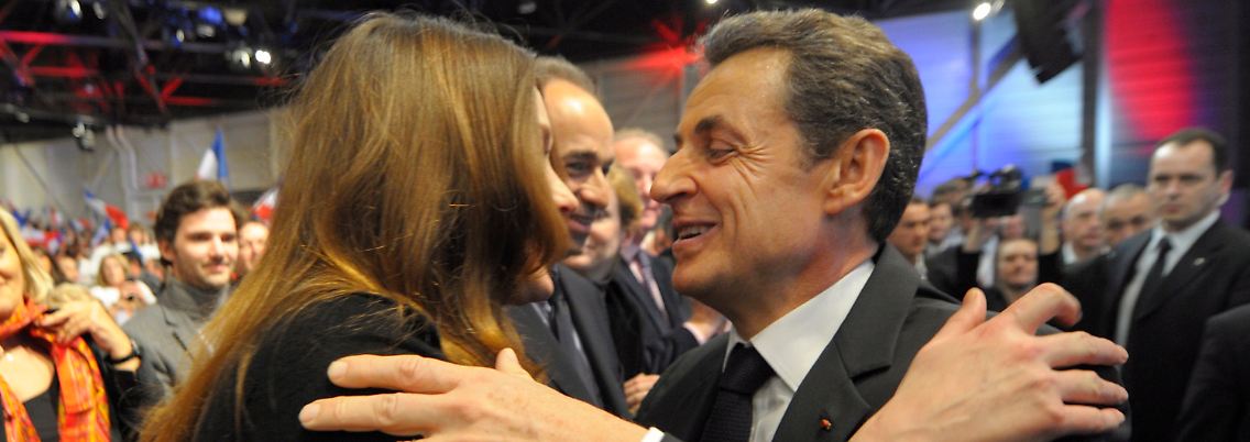 Sarkozy hat seine Frau mit nach Marseille gebracht.