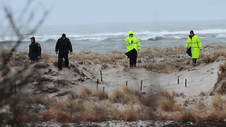 Schon im April 2011 suchte die Polizei die Strände von Long Island nach Leichen ab. Sie geht von einem Serienkiller aus.