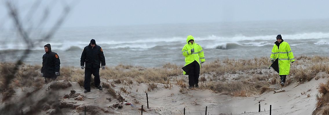 Schon im April 2011 suchte die Polizei die Strände von Long Island nach Leichen ab. Sie geht von einem Serienkiller aus.