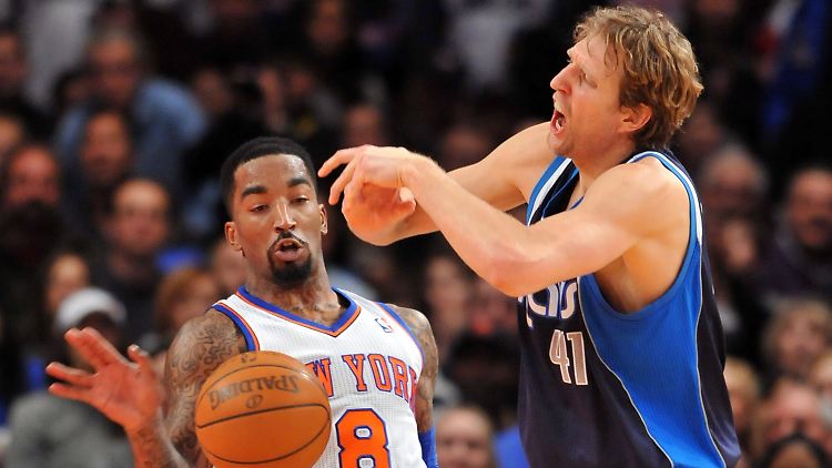 New Yorks J.R. Smith schlägt Dirk Nowitzki den Ball aus den Händen.