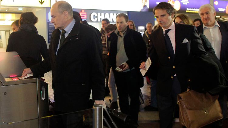 Herman Nackaerts und weitere Nuklear-Experten checken am Wiener Flughafen ein.