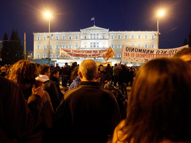 Tausende Menschen protestierten in Athen erneut gegen die geplanten Sparbeschlüsse der griechischen Regierung.