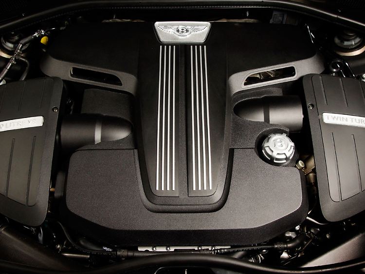 Gut verpackt präsentiert sich der Vierliter-Motor mit innovativer Zylinderabschaltung.