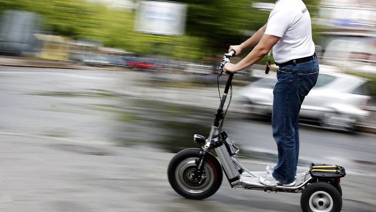 Nur für Führerschein-Inhaber: Die neuen E-Roller des Schweizer Ingenieurs Walter Egli - hier im Bild - erreichen ein Tempo von 25 Stundenkilometern.