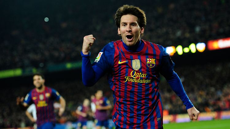 Lionel Messi kommt jetzt auf 27 Saisontore in 23 Spielen - eines weniger als Cristiano Ronaldo von Real Madrid.