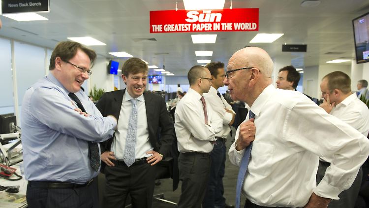 Rupert Murdoch (r.) unterhält sich mit Redakteuren der "Sun".