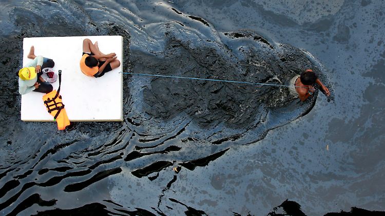 Aus der Überschwemmung wird eine Katastrophe: Die Flut, die Thailand 2011 heimsucht, wirkt sich nun auch auf das Wirtschaftswachstum aus.
