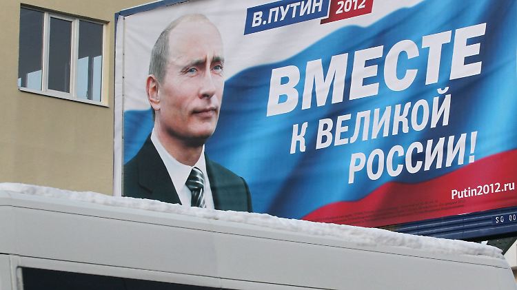 Regierungschef Putin, der Favorit auf den Präsidentenstuhl, präsentiert sich als starker Mann.