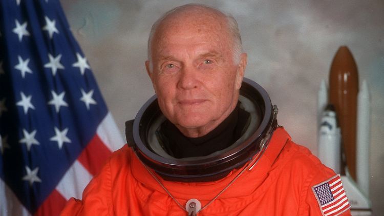 Nach 296 Minuten und drei Erdumrundungen mit der "Friendship 7"-Kapsel landete John Glenn mit einem Fallschirm im Atlantik.