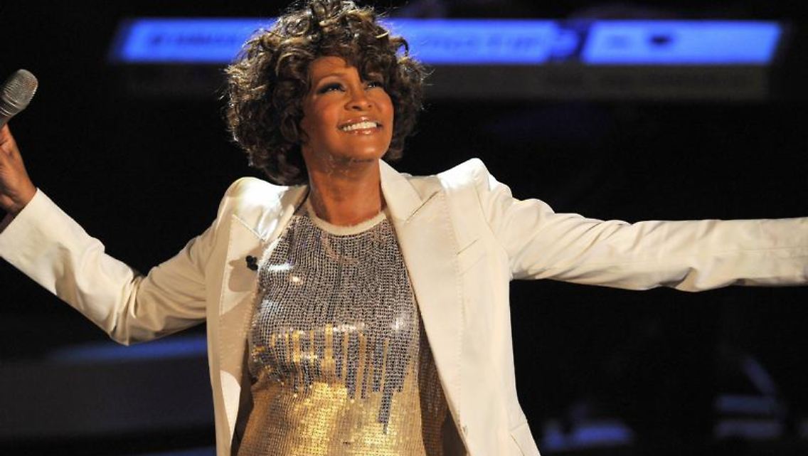 Ab sofort trägt Whitney nur noch Jackets über ihrer Robe ...