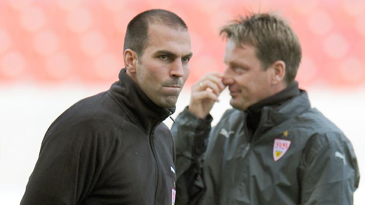 VfB Stuttgart-Trainer Markus Babbel und Co-Trainer Rainer Widmayer (von links) während des Abschlusstraininsg der Mannschaft in Stuttgart.