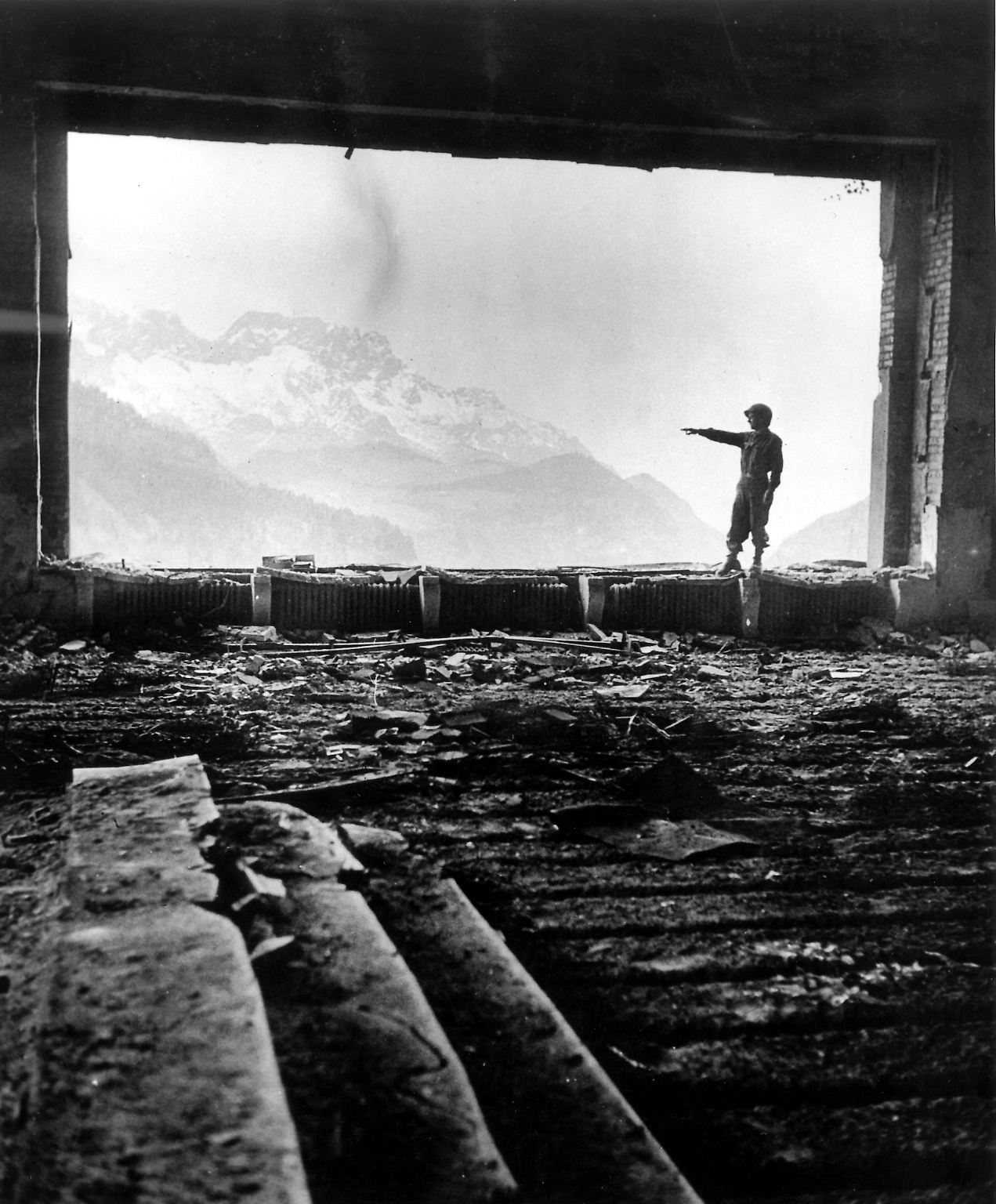 Während der Nazi-Diktatur war der Obersalzberg bei Berchtesgaden das wichtigste Macht- und Regierungszentrum neben Berlin. Adolf Hitler verbrachte nahezu ein Drittel seiner Regierungszeit dort.