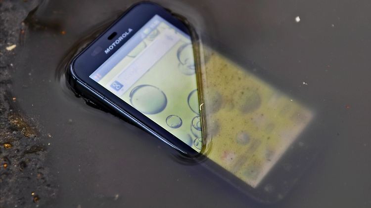 Das Motorola Defy+ auf Tauchfahrt.