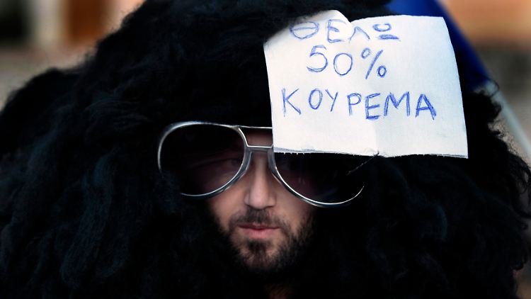 "Ich brauche einen 'Haircut' von 50 Prozent", steht auf dem Schild eines griechischen Demonstranten.