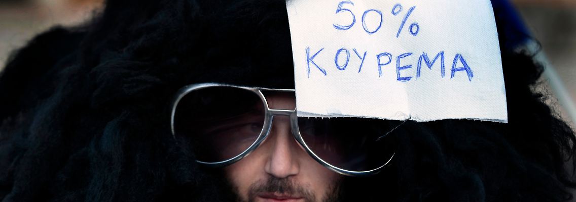 "Ich brauche einen 'Haircut' von 50 Prozent", steht auf dem Schild eines griechischen Demonstranten.