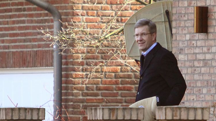 Christian Wulff am Montag vor seinem Haus in Großburgwedel bei Hannover.