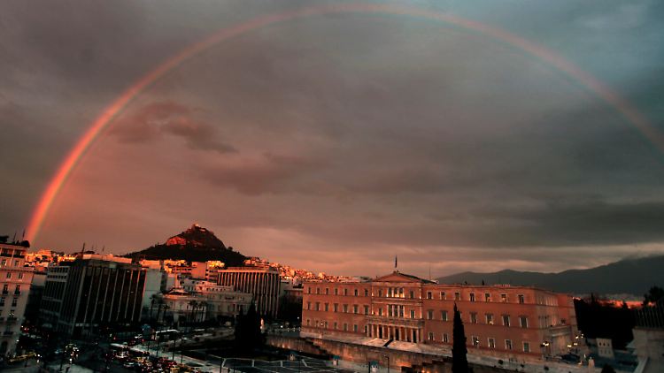 Farbenspiel am Himmel über Athen: Kann der Tourismus das Land aus der Krise ziehen?