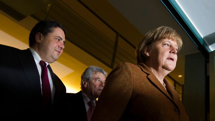 Gabriel lächelt, Merkel und Gauck schauen auf dem Weg zur gemeinsamen Pressekonferenz etwas angespannt.