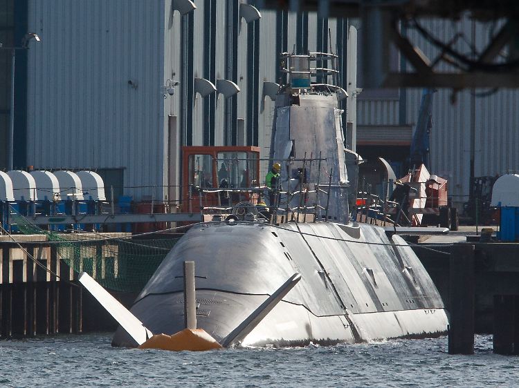 Erste Bilder nach dem Stapelhub: Das U-Boot der vergrößerten Dolphin-Klasse 212 A dümpelt friedlich im Wasser der Kieler Förde.