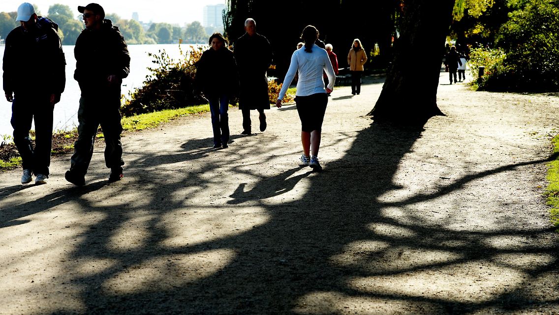 Spaziergänger an der Außenalster.