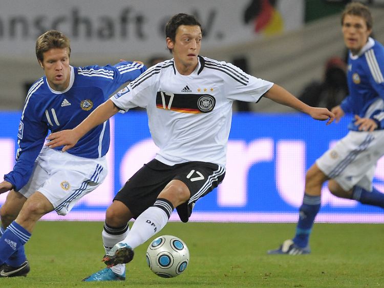 Senkrechtstarter Mesut Özil darf auf einen Stammplatz bei der WM hoffen.