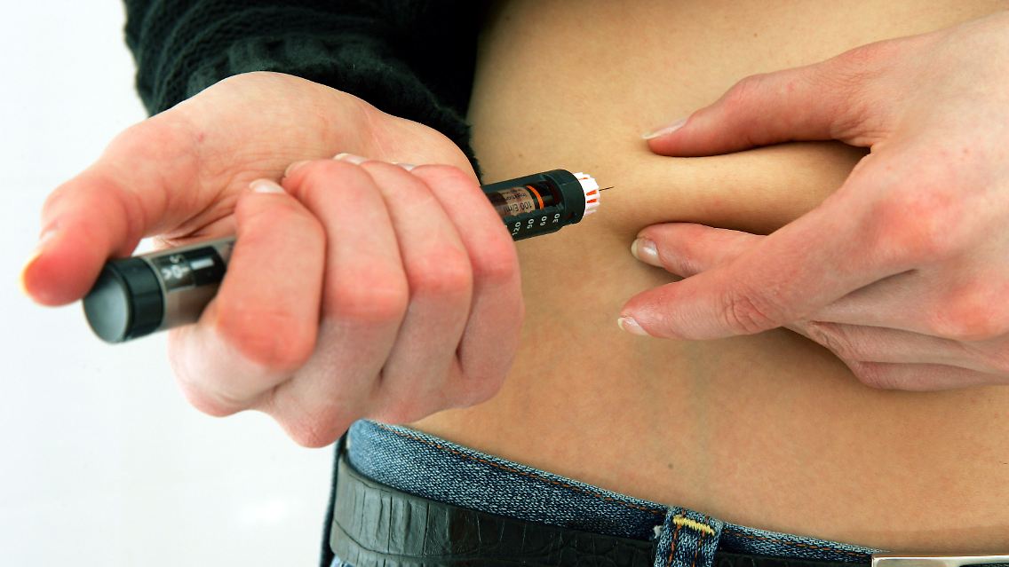 Eine Diabetikerin spritzt sich mit einem Pen Insulin.