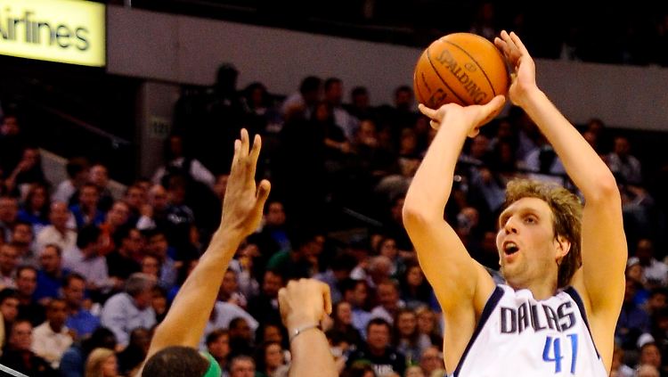 Boston Celtics Chris Wilcox (l.) kann Dirk Nowitzki nicht am Wurf hindern.