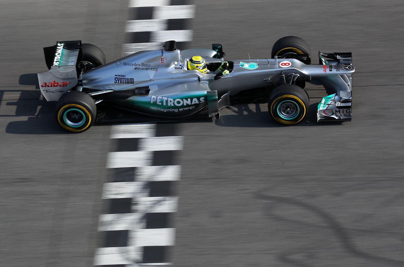 Bereits vor der Präsentation hat der Neue Silberpfeil F1 W03 454 Testkilometer absolviert. Auch Mercedes setzt auf Grund des neuen Reglements auf die markante Stufennase. Insgesamt besteht der Bolide aus 4500 Einzelteilen. Der Vorgänger hatte 200 weniger. Bei der Präsentation ...