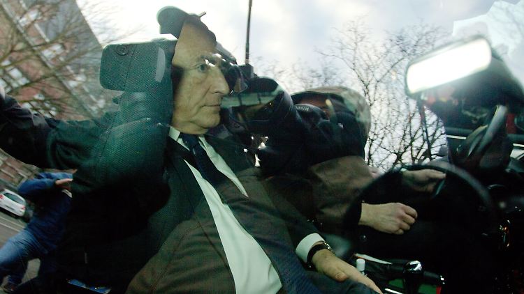 Dominique Strauss-Kahn erreicht die Polizeistation in Lille.