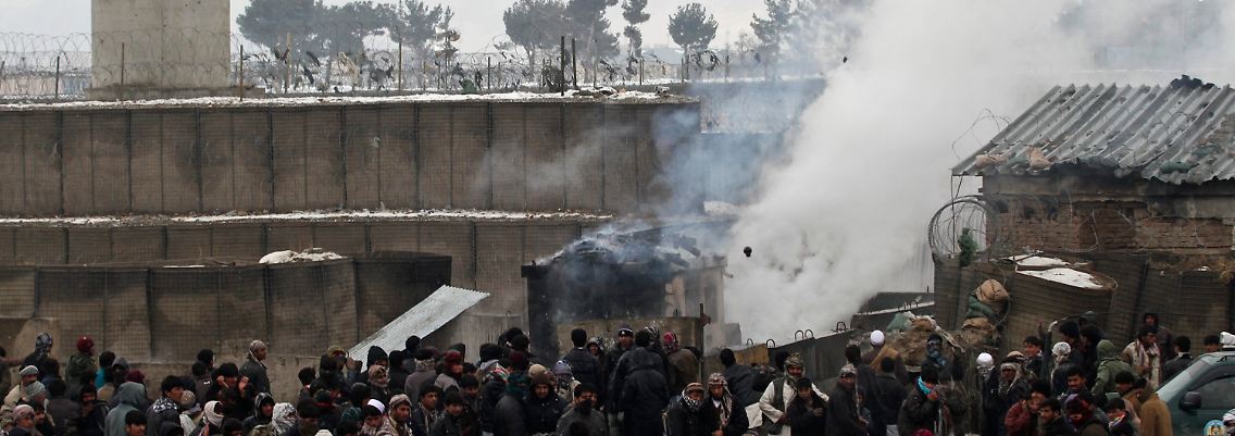 Afghanen versammeln sich vor der US-Militärbasis in Bagram.