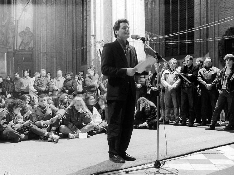Joachim Gauck spricht im Herbst 1989 während einer Fürbittandacht in der Marienkirche in Rostock.