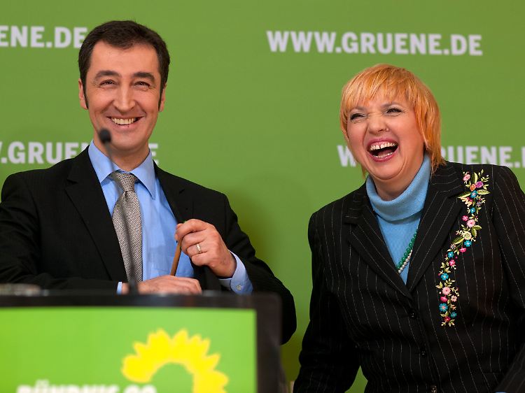 Die Grünen-Parteichefs Claudia Roth und Cem Özdemir freuen sich an diesem Montag über den Konsenskandidaten Gauck.