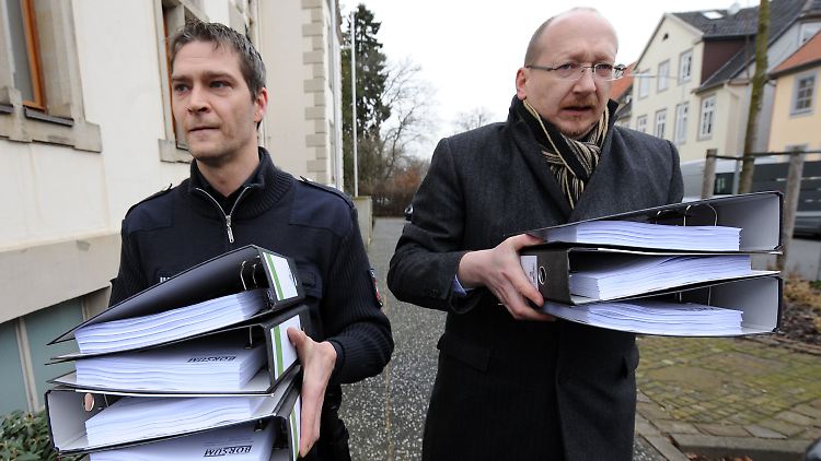 Die SPD bringt Akten zum Niedersächsischen Staatsgerichtshof in Bückeburg.