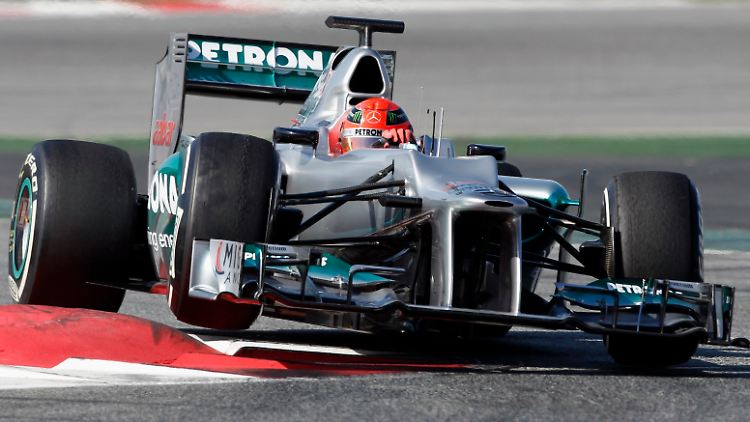 Michael Schumacher konnte im neuen W03 nur 51 Runden abspulen, dann streikte die Hydraulik.