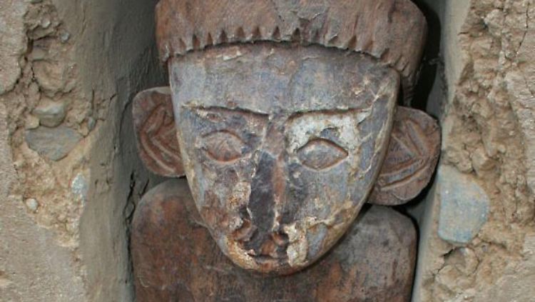 Die Holzfiguren tragen menschliche Züge.