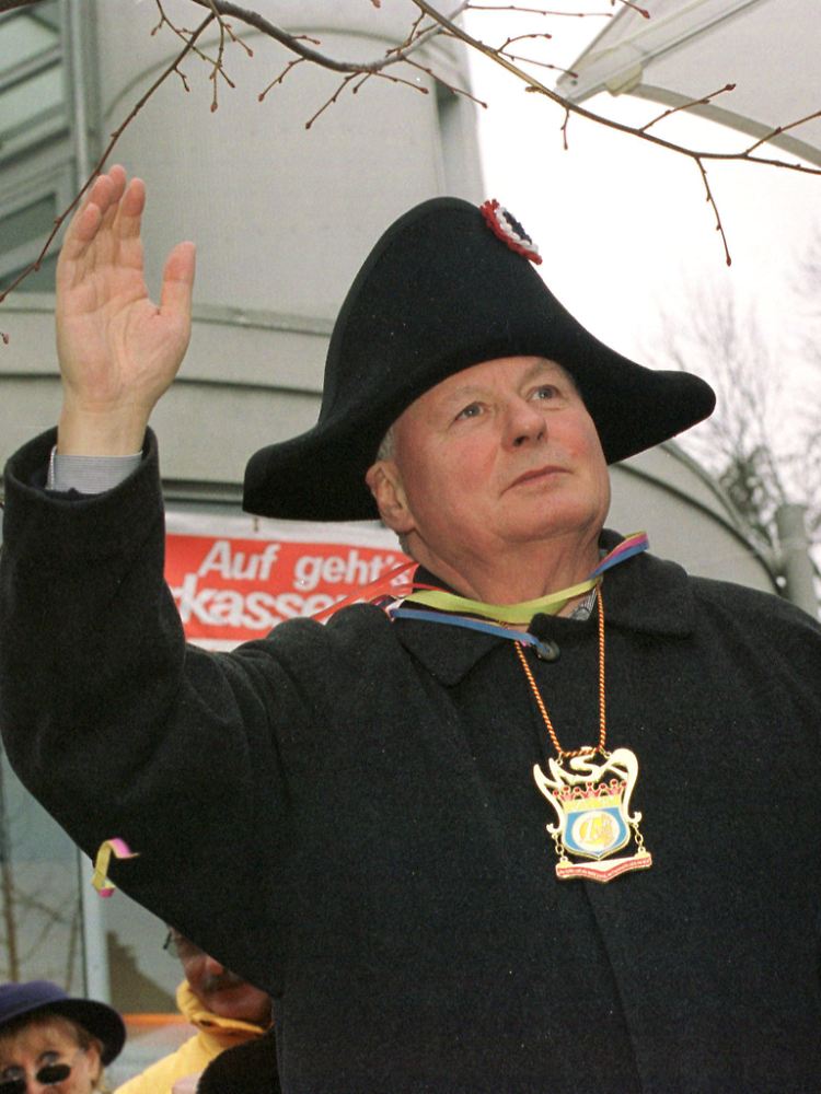 Rosenmontag ist im Saarland eigentlich auch im Februar (Foto: Lafontaine beim Umzug der Narren in Saarbrücken 2002).