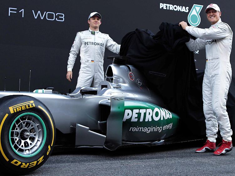 Bei der Präsentation ihres neuen Dienstwagens hatten Michael Schumacher (r.) und Nico Rosberg gute Laune.