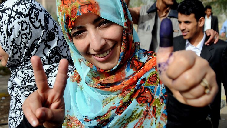 Nobelpreisträgerin Karman nach der Stimmabgabe.